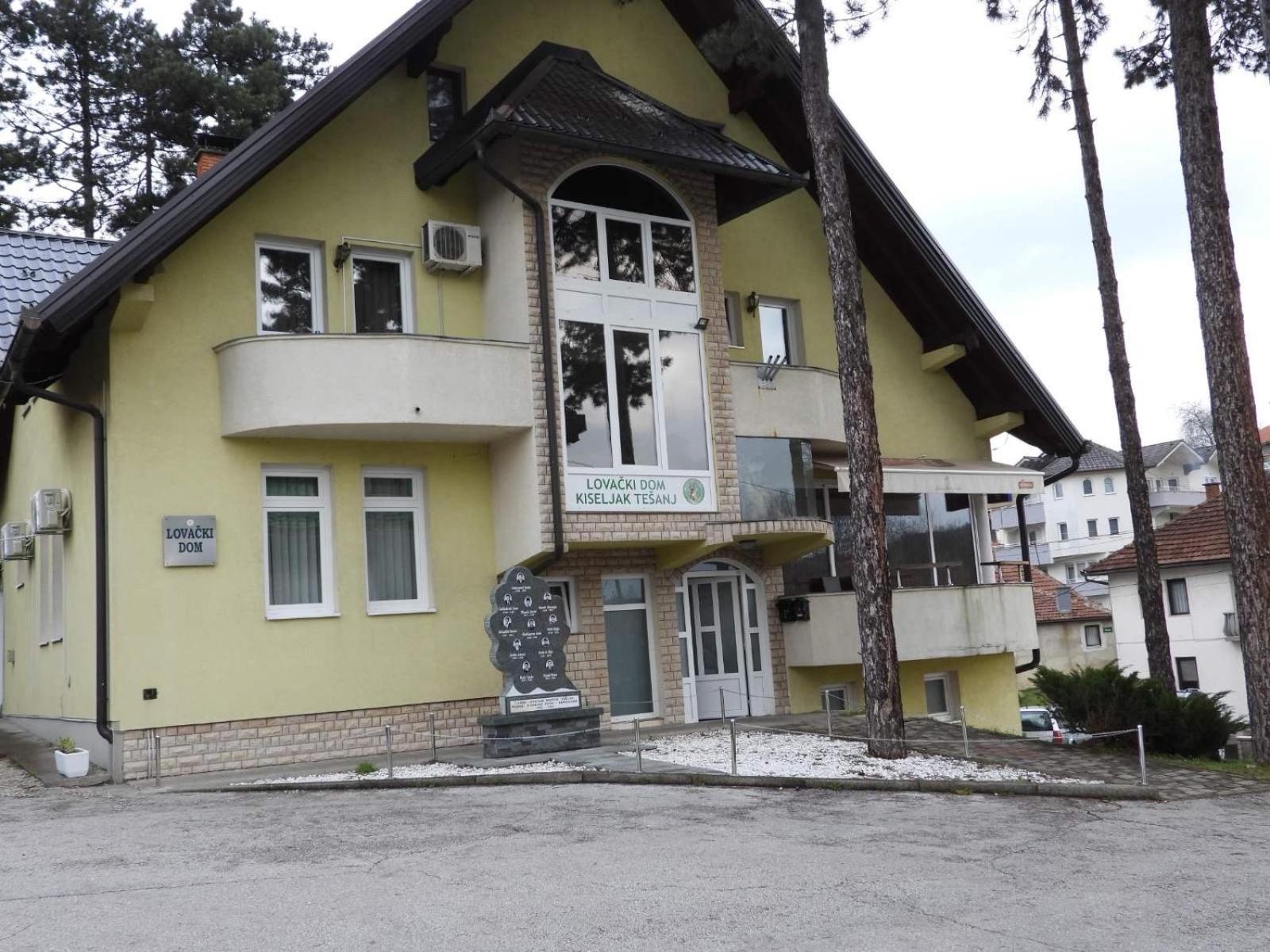Restoran&Motel And Apartmants Lovacka Prica Tesanj Exteriér fotografie