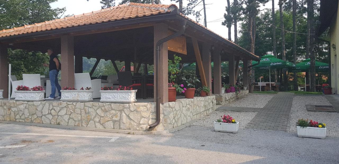 Restoran&Motel And Apartmants Lovacka Prica Tesanj Exteriér fotografie
