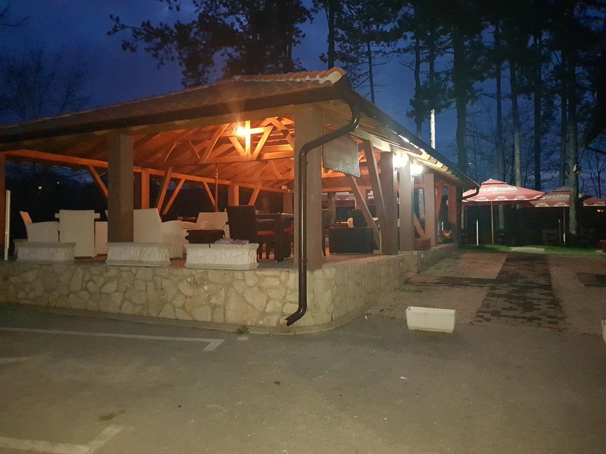 Restoran&Motel And Apartmants Lovacka Prica Tesanj Exteriér fotografie